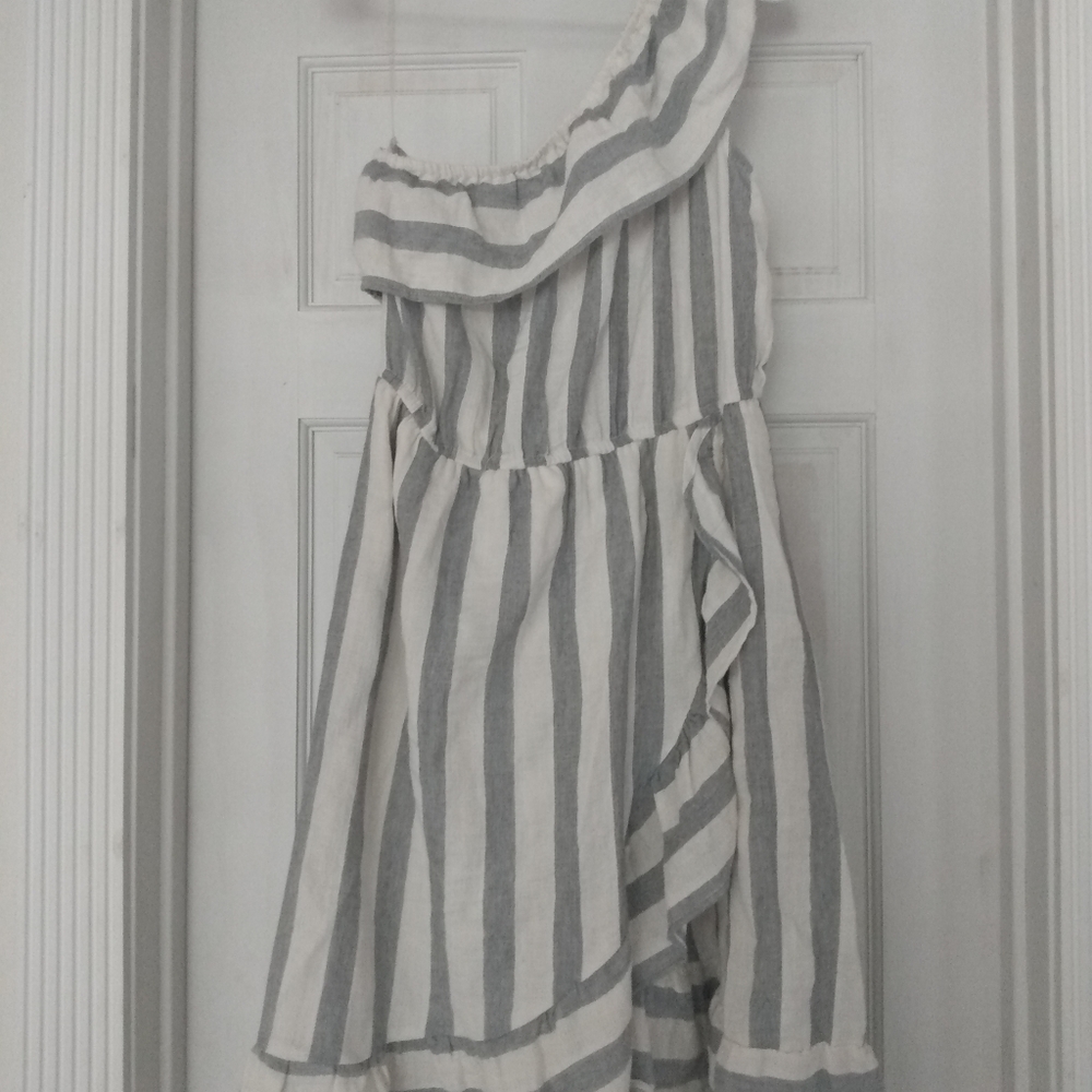 Size M Listicle dress